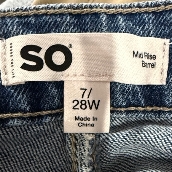 SO Women's Blue Mid-Rise Barrel Jeans - Picture 10 of 11